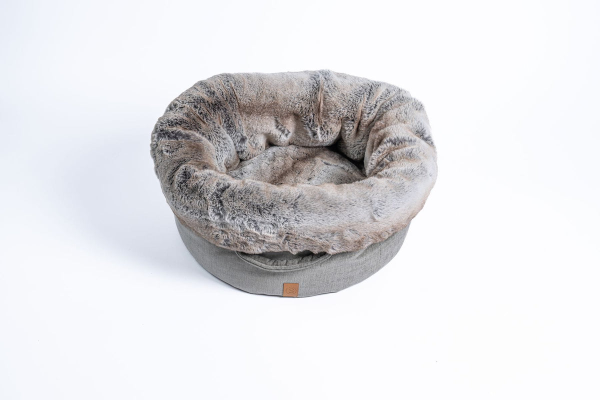 studiofoto Pooch Pouch Dove in neutrale tinten, ronde vorm zichtbaar