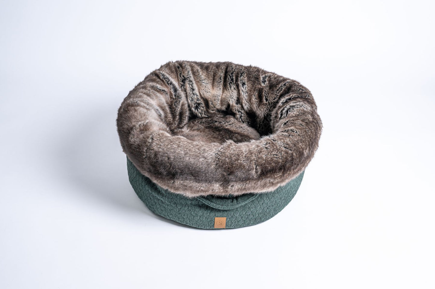 ronde hondenmand met zachte bruin gevlekte faux fur voering