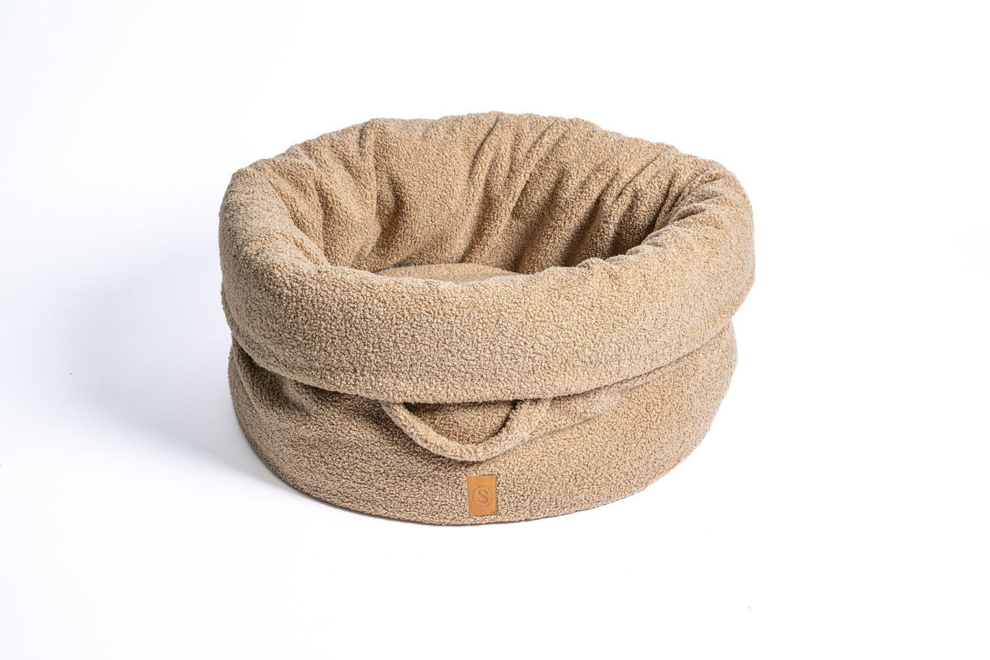 Bovenaanzicht van de ronde Pooch Pouch Teddy Cookie hondenmand in zachte teddy stof, kleur beige-bruin