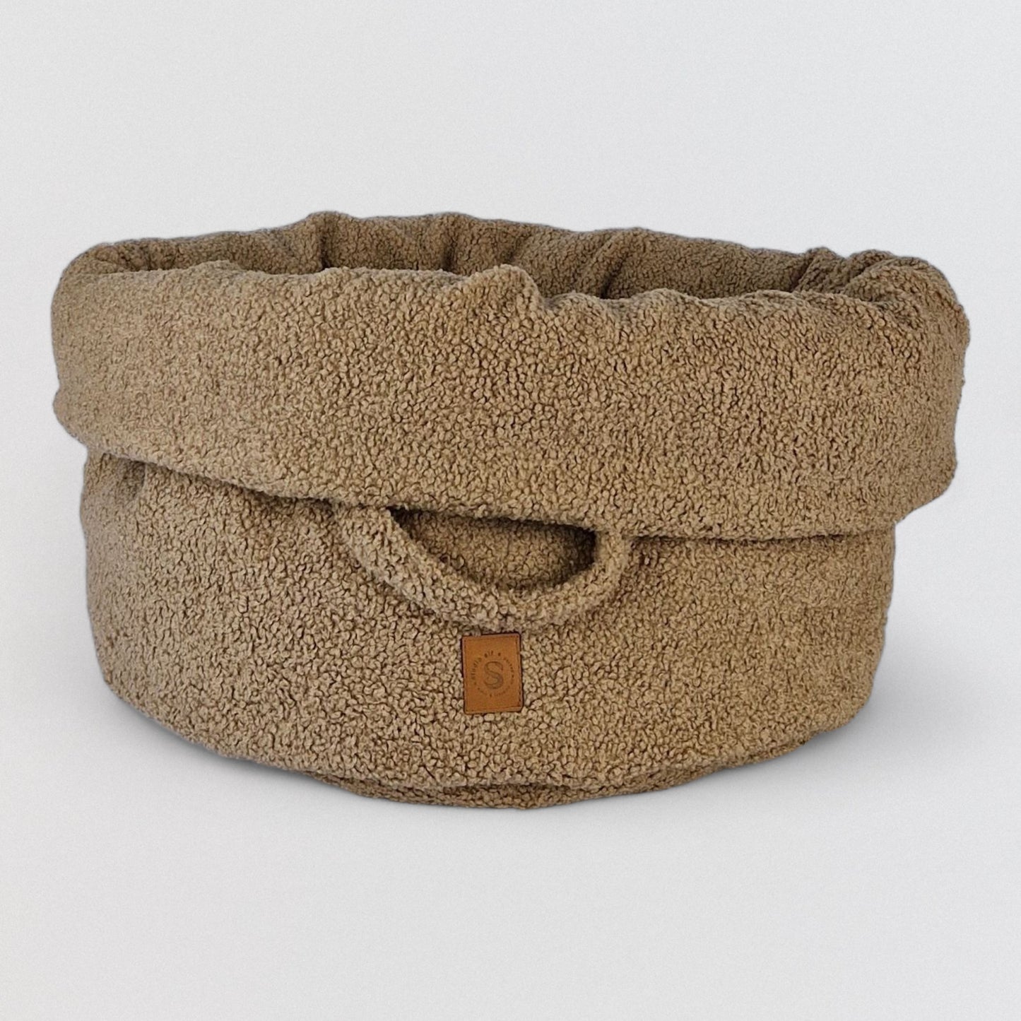 Studio Sif hondenmand Teddy Cookie met luxe teddy stof en minimalistisch ontwerp, gefotografeerd op witte achtergrond