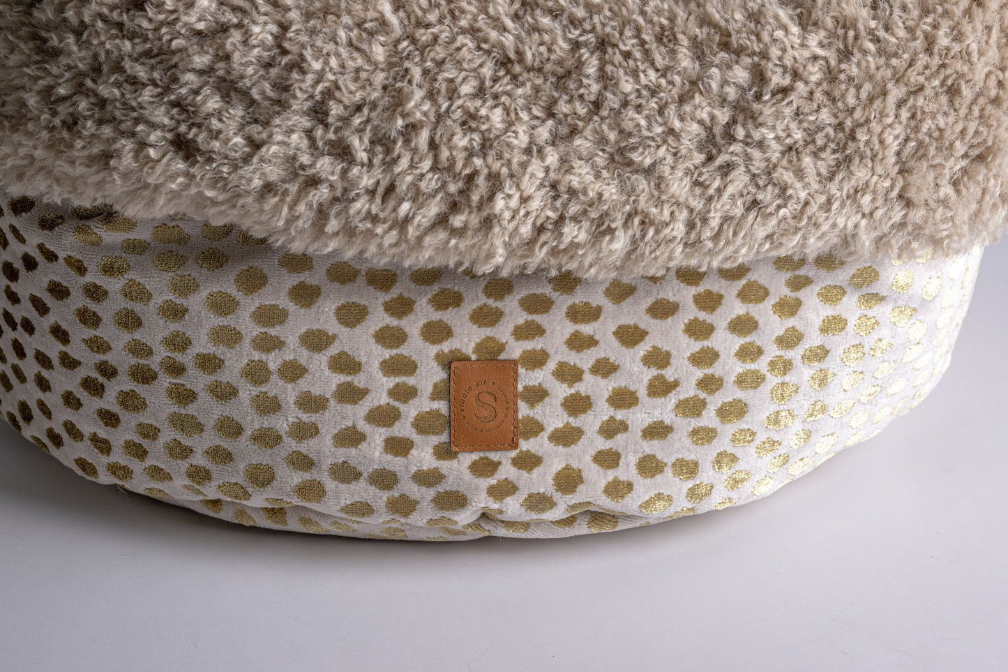 Detail van de witte buitenkant met gouden bollen van de Pooch Pouch Pineapple
