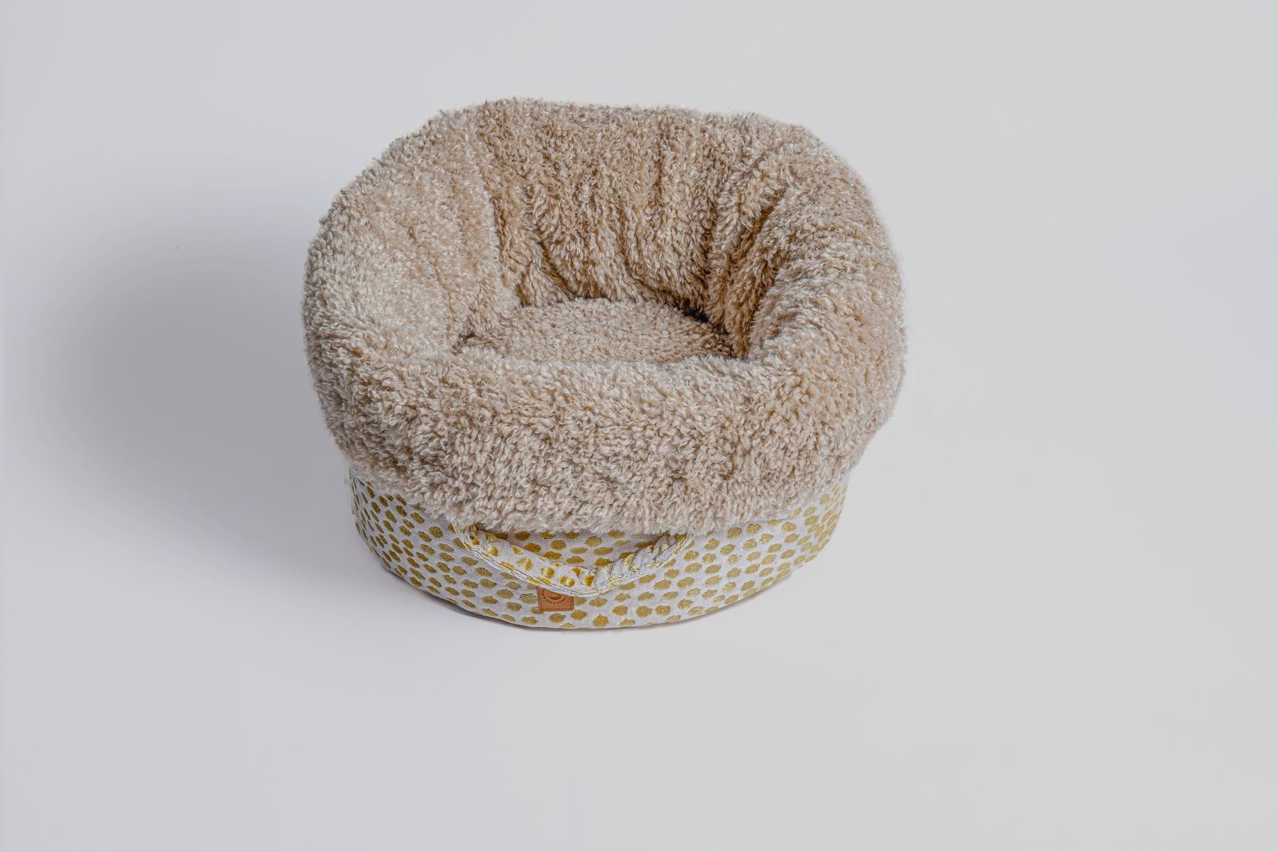 Binnenkant van de Pineapple hondenmand met zand-crème faux fur bekleding