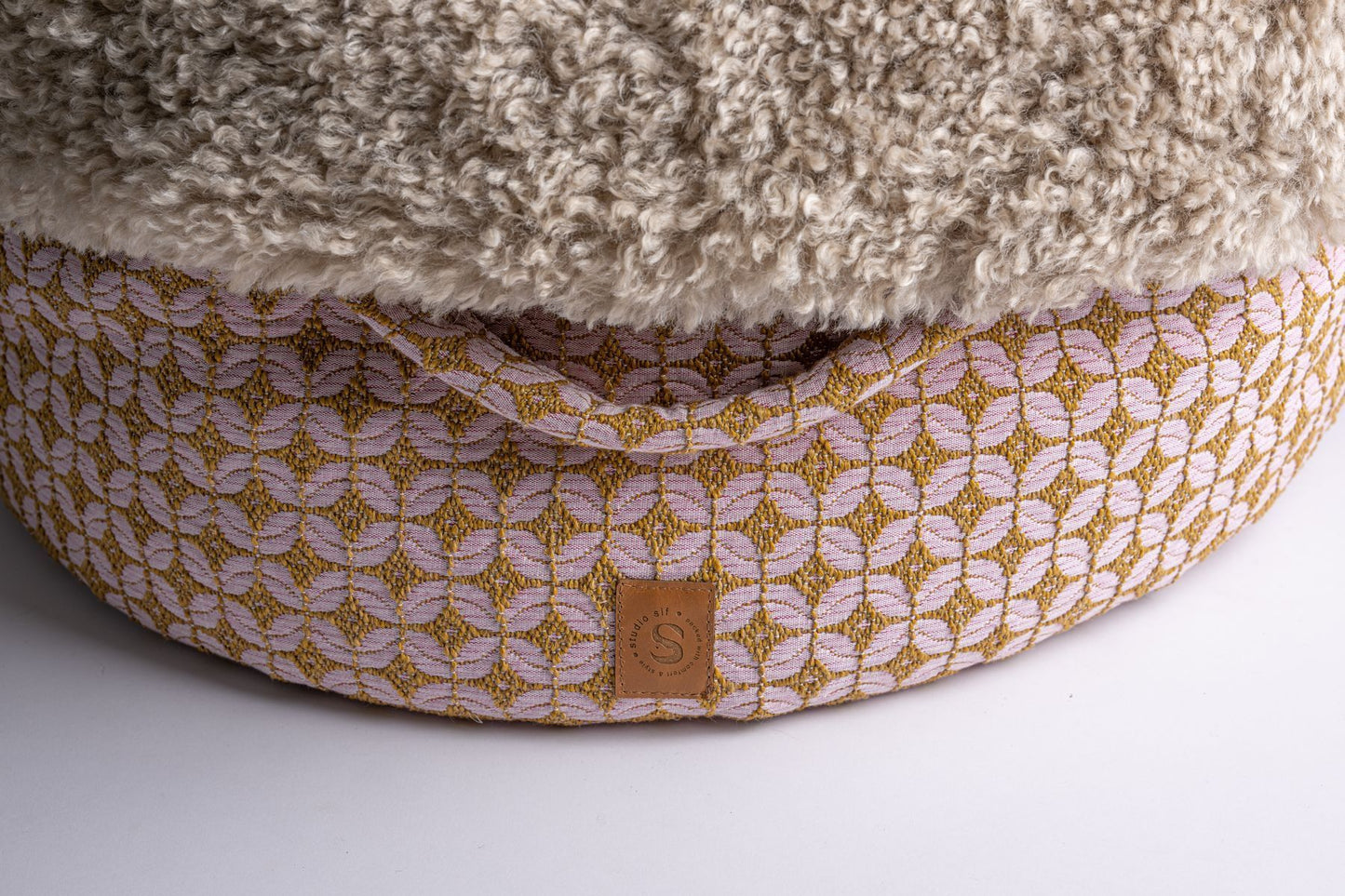Details: goudkleurig motief op oudroze meubelstof Rosedust