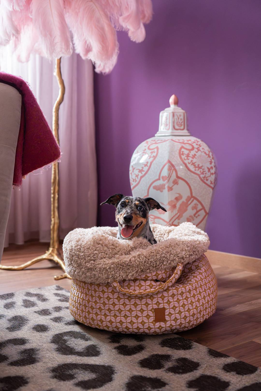 Pooch Pouch Rosedust in setting – luxe interieurshoot