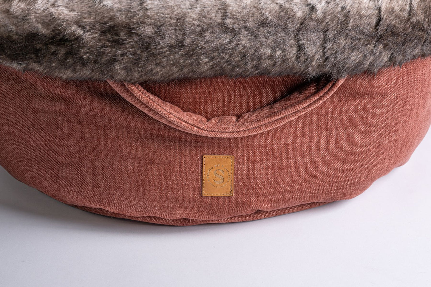 detail van faux fur en bordeaux linnenlook stof
