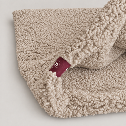 Clos up hondenslaapzak teddy beige