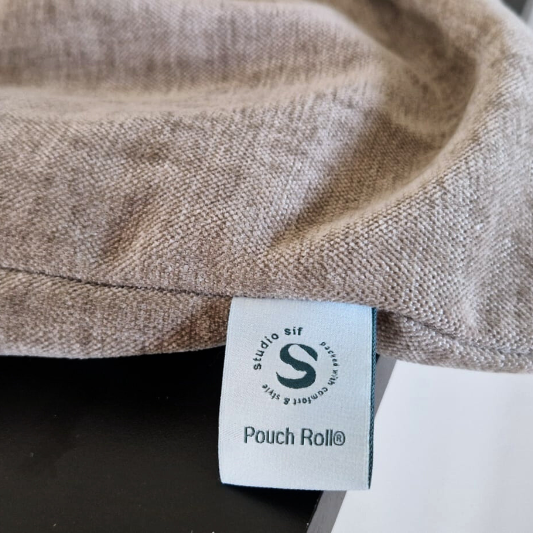 Label lichtblauw met logo studio sif en productnaam Pouch Roll
