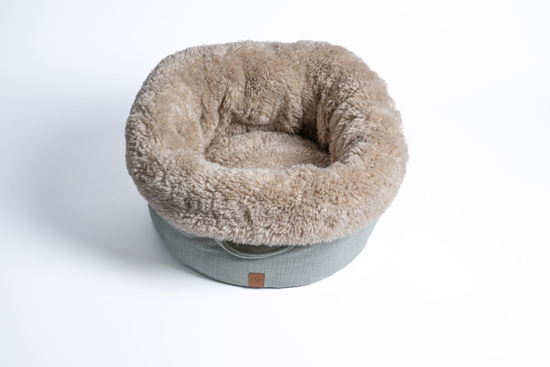 Hoogwaardige faux fur schaap kleur creme binnenwerk van ronde hondenmand.