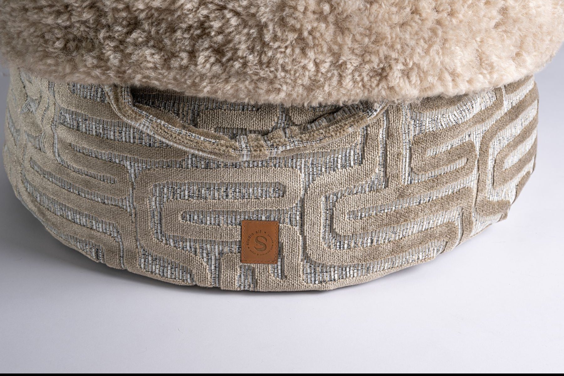 handgemaakte hondenmand Liberty jacquard geometrisch design met taupe faux fur binnenkant