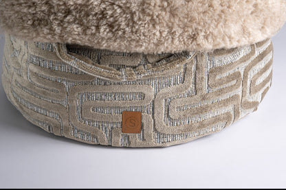 handgemaakte hondenmand Liberty jacquard geometrisch design met taupe faux fur binnenkant