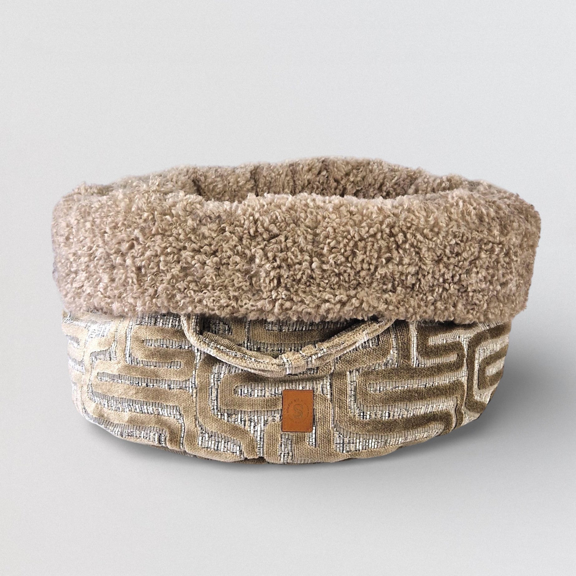 rond hondenbed Liberty met jacquard buitenzijde en zachte taupe faux fur voering