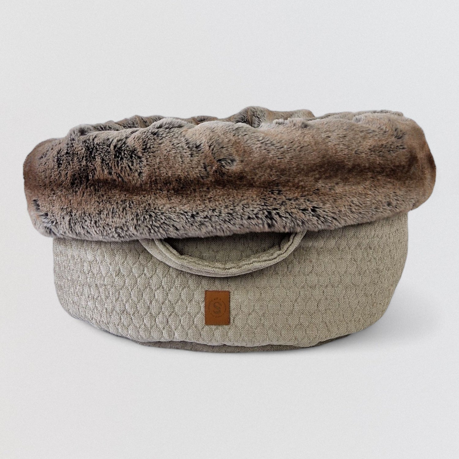 Hondenmand Mist in volledig beeld – offwhite buitenkant met taupekleurige faux fur binnenkant