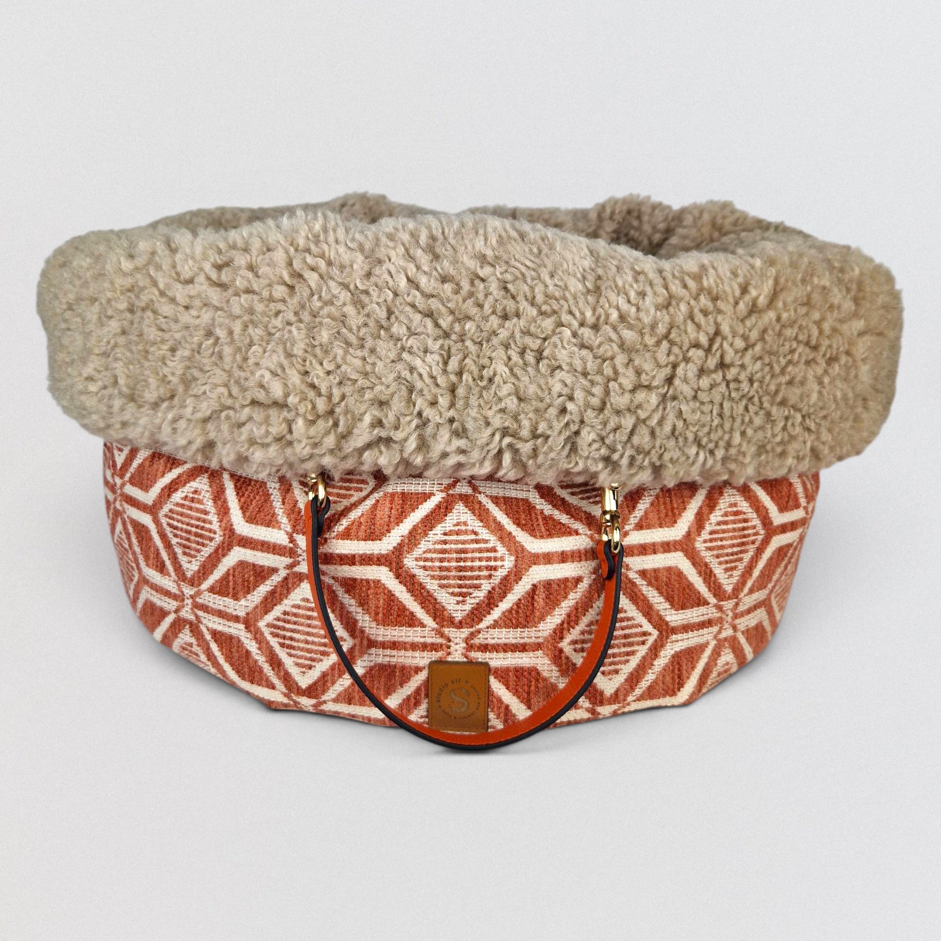 Hondenmand geometrisch design koraal met off white en faux fur schaap