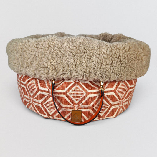 Hondenmand geometrisch design koraal met off white en faux fur schaap