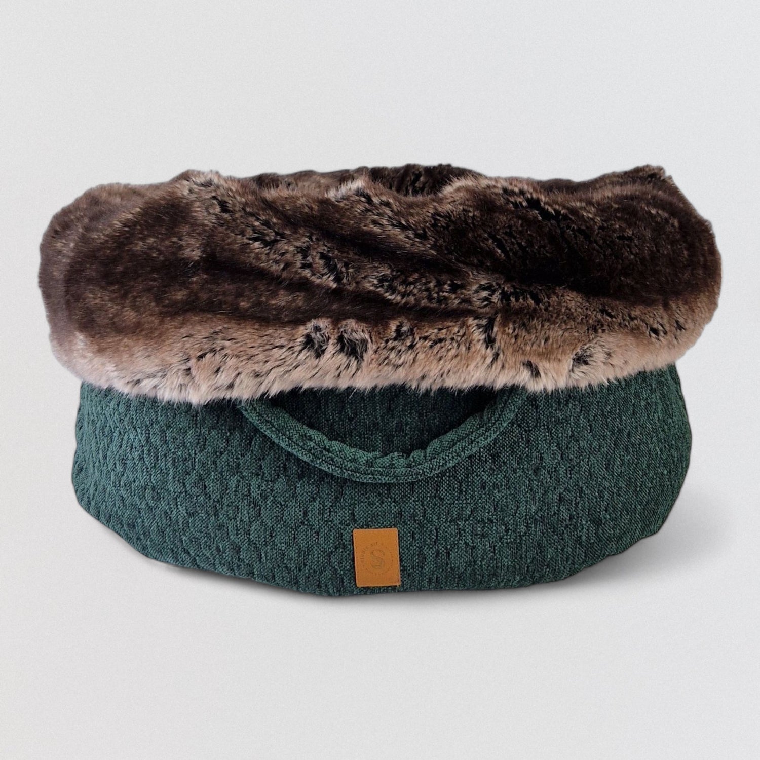 hondenmand emerald met bosgroene buitenkant en gevlekte faux fur binnenzijde

luxe handgemaakte hondenmand met honingraatstructuur in groen