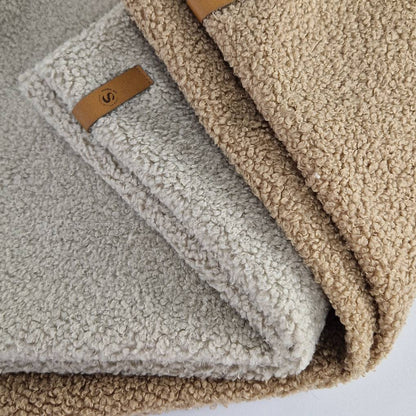 2 kleurige hondendeken van teddy in de kleuren zand en cookie