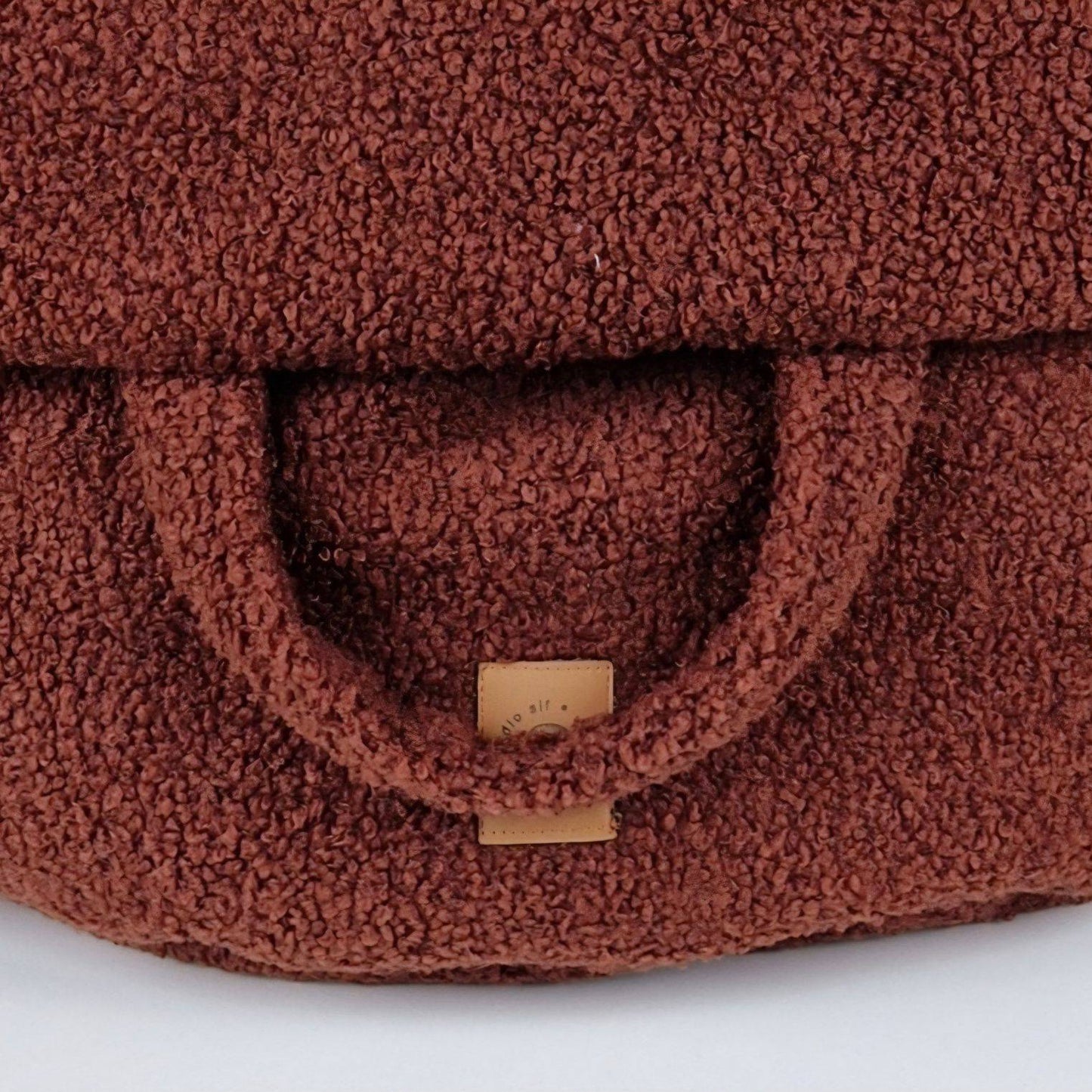 Close up van Bordeaux teddy luxe hondenmand 