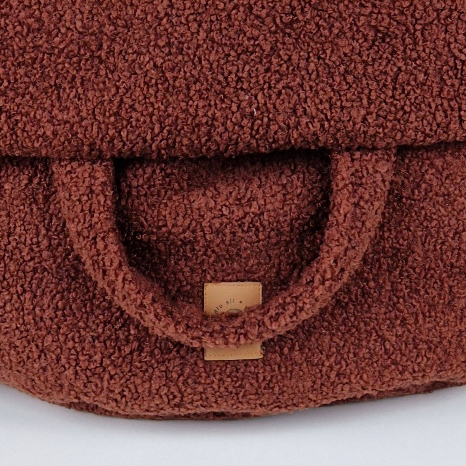 Close up van Bordeaux teddy luxe hondenmand 