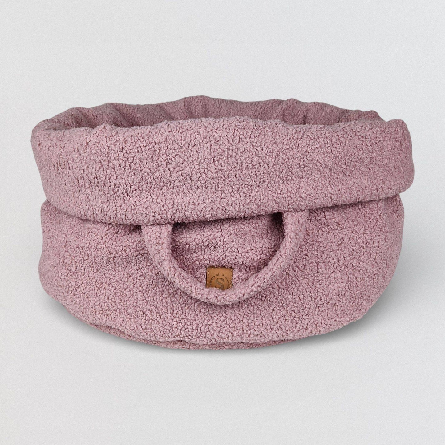 Luxe teddy hondenmand in zacht roze met ronde vorm en opstaande rand