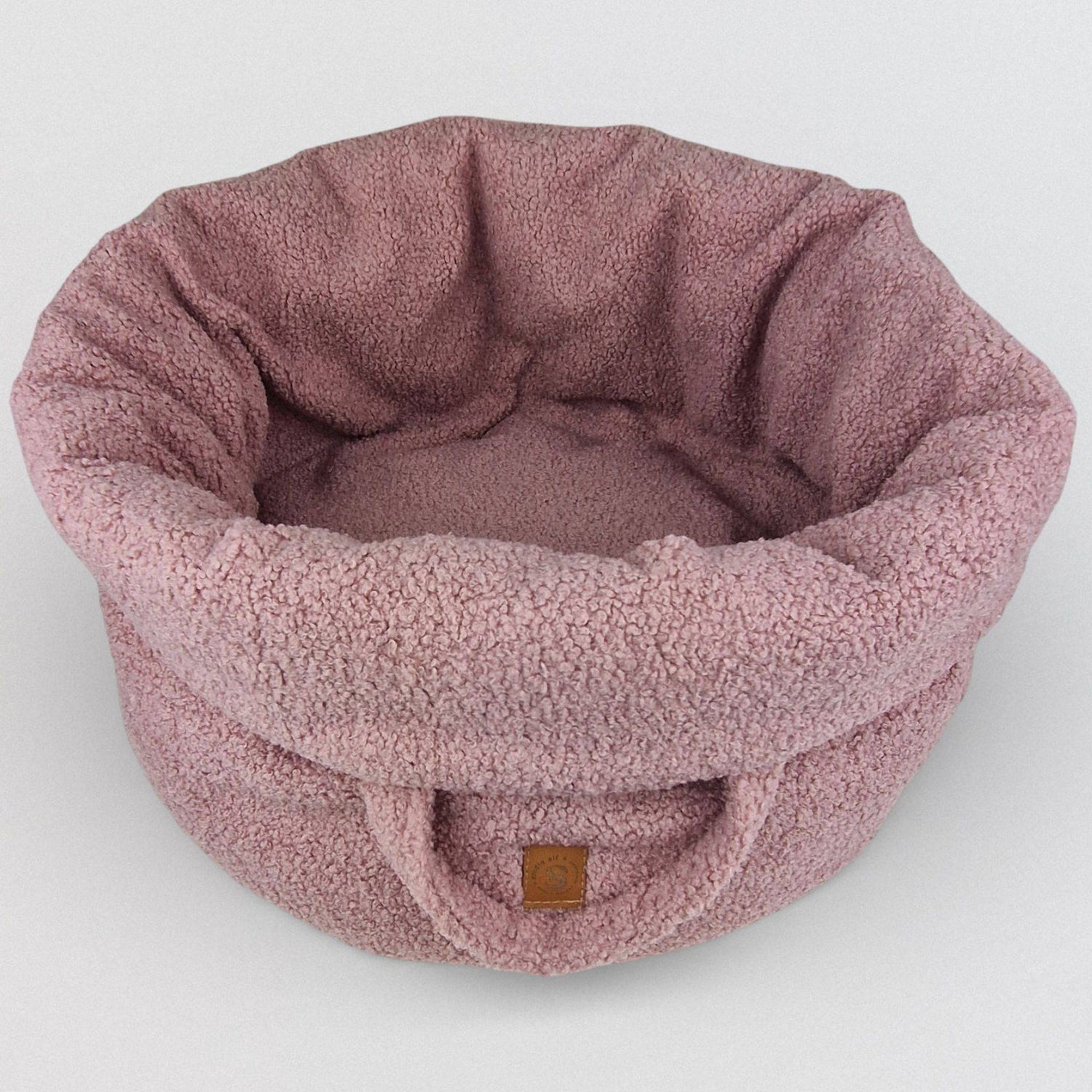 Full view van luxe teddy hondenmand in zacht roze