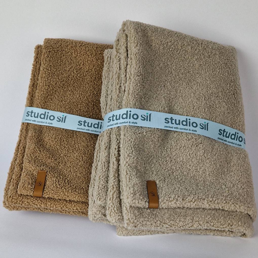 2 hondendekens teddy kleuren zand en cookie opgevouwen met lint